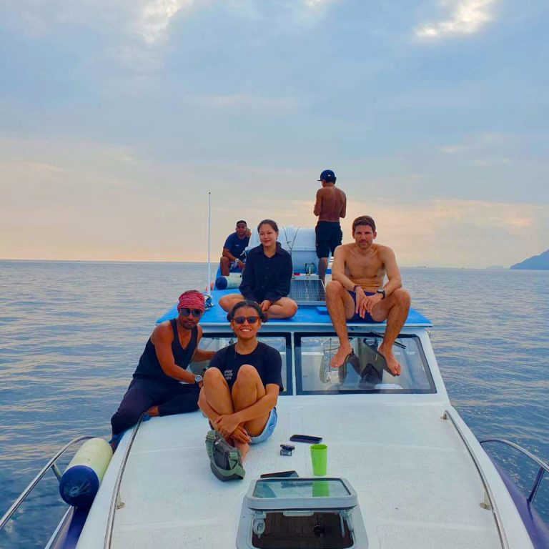 Private boat charter Labuan Bajo tout