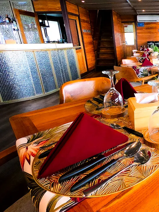 high class restaurant in luxry liveaboard komodo