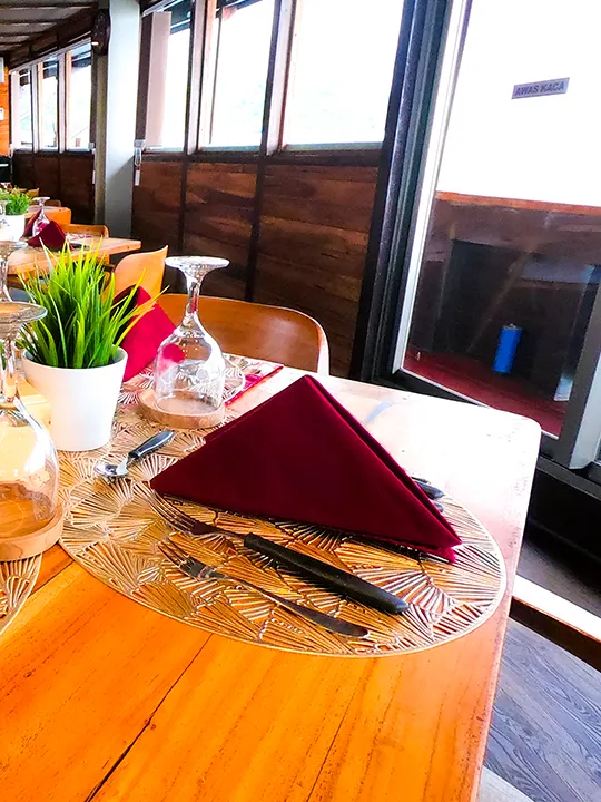 luxury liveaboard komodo restaurant